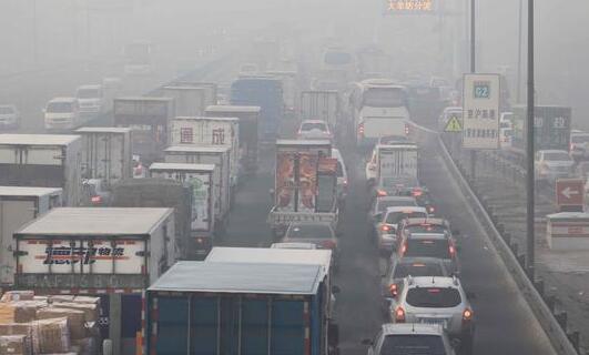 北京局地大雾能见度不足200米 部分高速路段实施交通管制