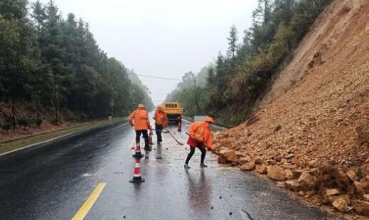 江西分宜县一路段发生小型塌方 截止目前公路恢复正常通行