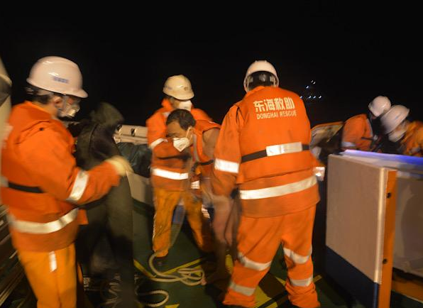 东海两轮船遇险：东海救助局生死营救7人生还