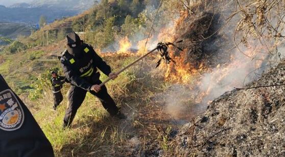 云南金平县因干旱少雨引发山火 民警两小时奋战解除危机