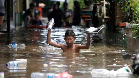 印尼雅加达洪涝至少9人死亡 气候变暖是重要因素之一