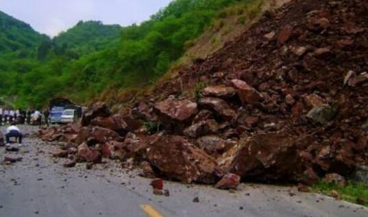 安徽黄山多处多次发生边坡塌方 目前已清除公路塌方百余处
