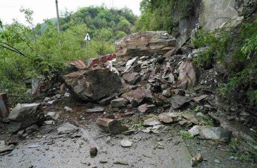 安徽黄山多处多次发生边坡塌方 目前已清除公路塌方百余处