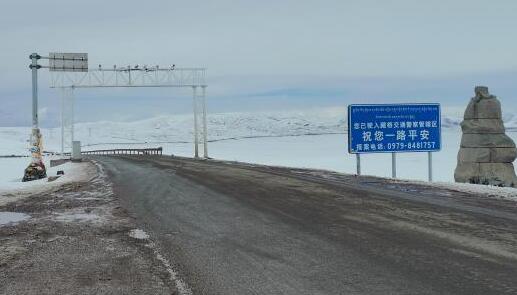 西藏连续降雪致一路段交通中断 目前川藏公路然乌段恢复通行