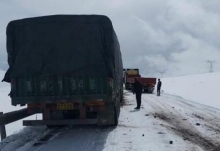 西藏连续降雪致一路段交通中断 目前川藏公路然乌段恢复通行