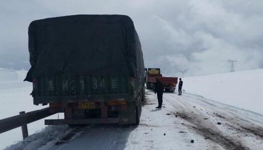 西藏连续降雪致一路段交通中断 目前川藏公路然乌段恢复通行