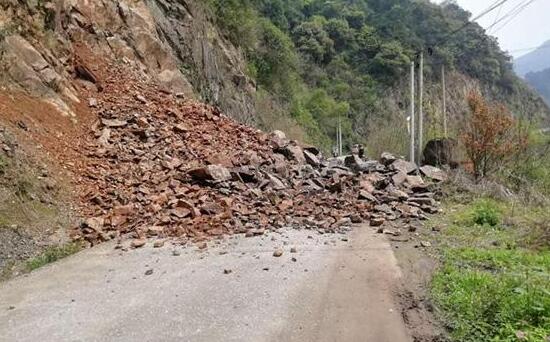 湖南永州双牌县一路段出现塌方 一个多小时抢修道路恢复通行