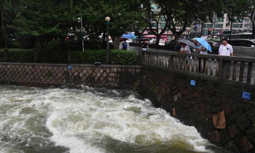 江苏强降雨正式上线气温26℃ 市民外出注意防范雷雨天气