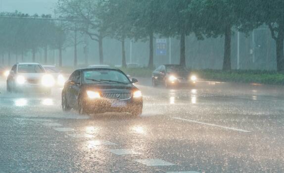 广西遭遇强降雨街道变“池塘” 南宁一小时降雨量超50毫米