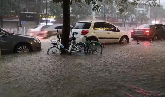 广西遭遇强降雨街道变“池塘” 南宁一小时降雨量超50毫米