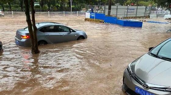 广州强对流多发季局地暴雨 市民出行需注意交通安全