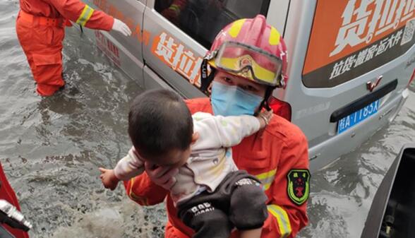 南宁暴雨导致多名市民被困 当地消防冒雨及时救援群众