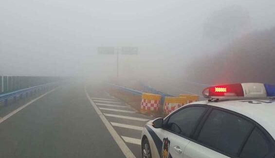 今晨河南大雾能见度小于500米 多条高速公路临时交通管制