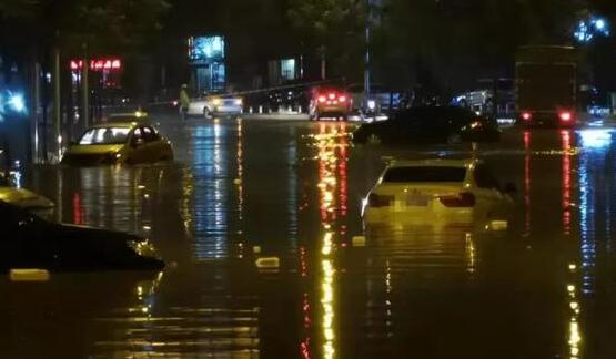 南宁暴雨导致多名市民被困 当地消防冒雨及时救援群众