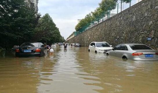 受强降雨天气影响 昨日南京部分路段出现积水现象