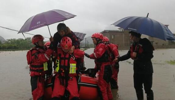 广西桂林遭遇洪涝多人受困 目前已救出群众6人转移安置34人