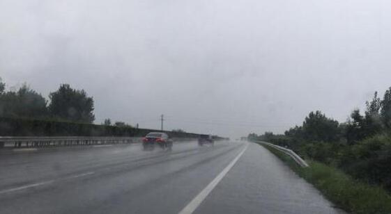 受降雨天气影响 兰州部分路段双向交通管制