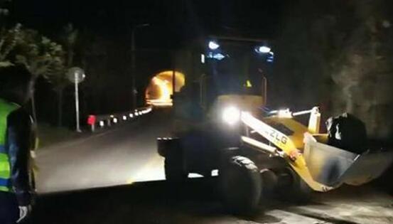 湖南龙山县省道路段山体滑坡 当地出动100余人次连夜抢修