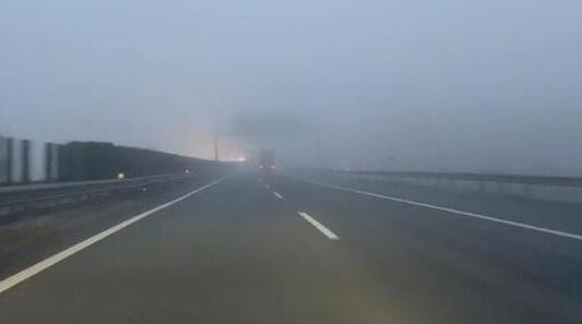 山东多地大雾能见度不足50米 部分高速路段临时封闭