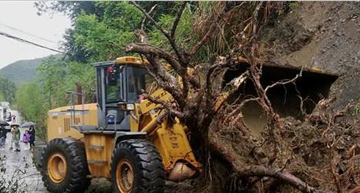 湖南蓝山县暴雨一路段发生塌方 目前已恢复正常通行