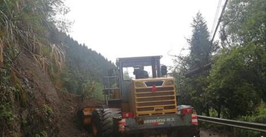 湖南蓝山县暴雨一路段发生塌方 目前已恢复正常通行