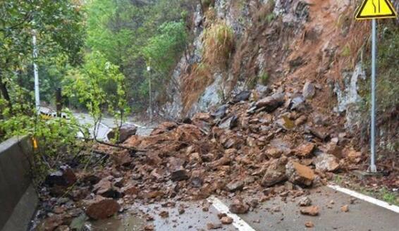 广东瑶安因降雨大面积道路塌方 目前塌方点清理完毕可通行