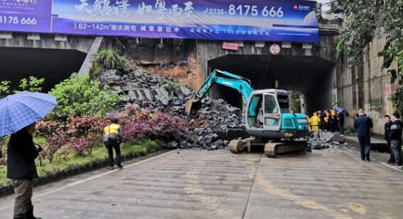 湖南郴州一路段突发塌方现象 交警提醒过往车辆安全通行