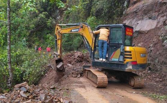 广东瑶安因降雨大面积道路塌方 目前塌方点清理完毕可通行