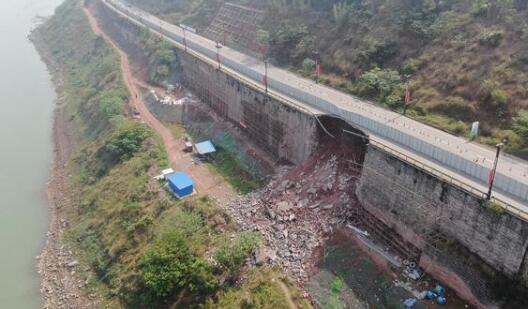 四川宜宾盐坪坝路段因降雨发生塌方 目前禁止中大型货车通行