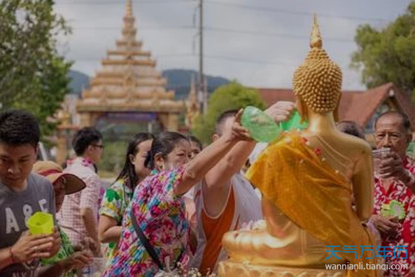 对于傣族而言,泼水节意味着新的一年,又名"浴佛节",傣语称"桑堪比迈".