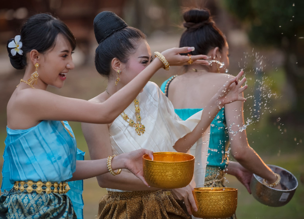 傣族的泼水节的传说故事 傣族的泼水节的由来传说