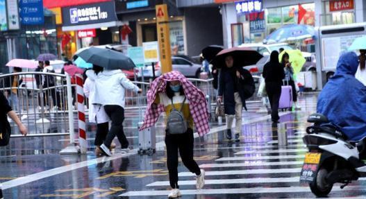 今日安徽阴雨气温下降10℃ 市民户外需及时添加衣物谨防感冒