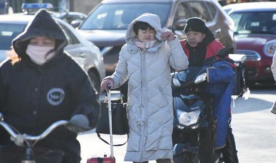 冷空气入境新疆多地有雨 乌鲁木齐夜间最低气温跌至6℃