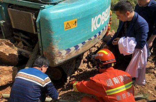 衡阳乔杉镇上洲村旁突发山体滑坡 消防队员及时救出受困司机