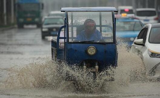 湖北阴雨天上线气温跌至25℃ 局地伴有雷暴大风天气