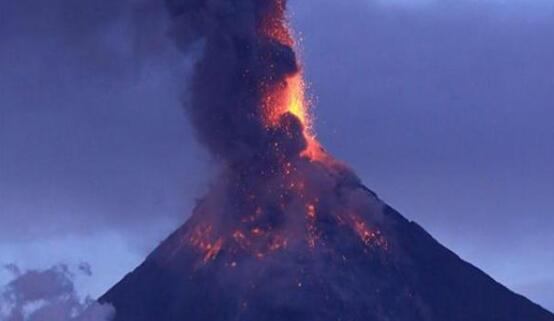 俄罗斯克柳切夫火山喷发 灰柱高达6000米场面壮观