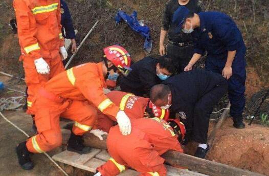 湖北武穴一村民挖井遭遇塌方 消防队员及时将其救出送医