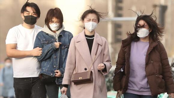 北京出现大风沙尘气温21℃ 市民驾车外出注意交通安全