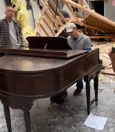 美国龙卷风致2死还伴有洪水冰雹 废墟中有人弹钢琴