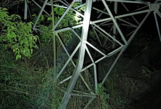 山体滑坡致四川宜宾电力铁塔受损 供电公司紧急修复电网