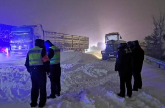 黑龙江讷河市路段出现结冰现象 交警大队及时救出60多名被困群众