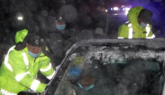 黑龙江讷河市路段出现结冰现象 交警大队及时救出60多名被困群众