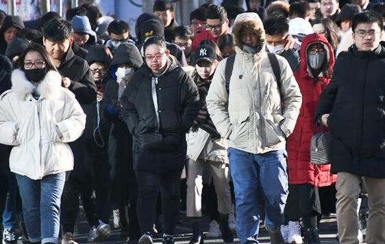 北京升级发布大风黄色预警 气温最高仅有13℃体感寒冷