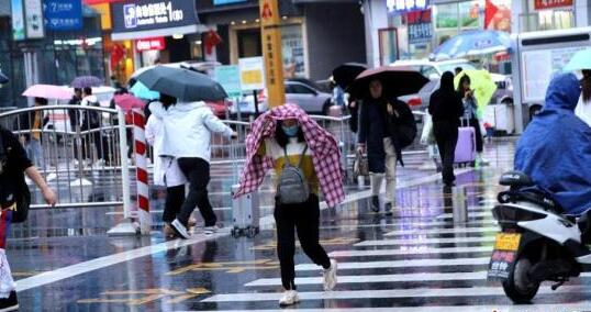 湖南仍有强降雨气温跌至15℃ 市民们外出需备好雨具