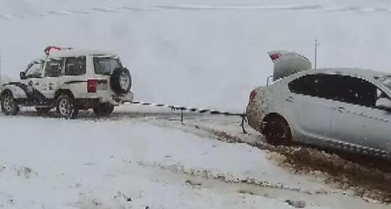 内蒙古暴雪天气多辆车途中被困 当地民警及时救出被困人员22人