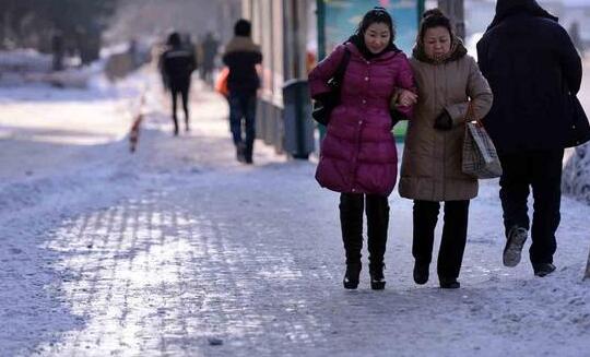 受雨雪道路结冰的影响 吉林境内多条高速公路管制