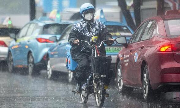 广东多地风雨交加20℃左右 粤西珠江一带持续大暴雨