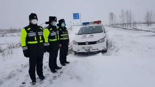 呼伦贝尔扎兰屯市路面积雪深厚 当地交警解救受困车辆