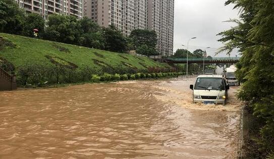 茂名化州市强降雨引发道路积水 养护工人及时清障保畅通