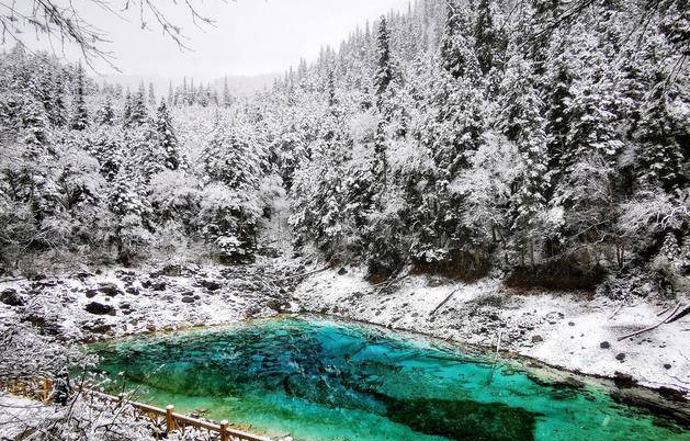 九寨沟连续三天下雪 长海被白雪覆盖湖泊冰清玉洁